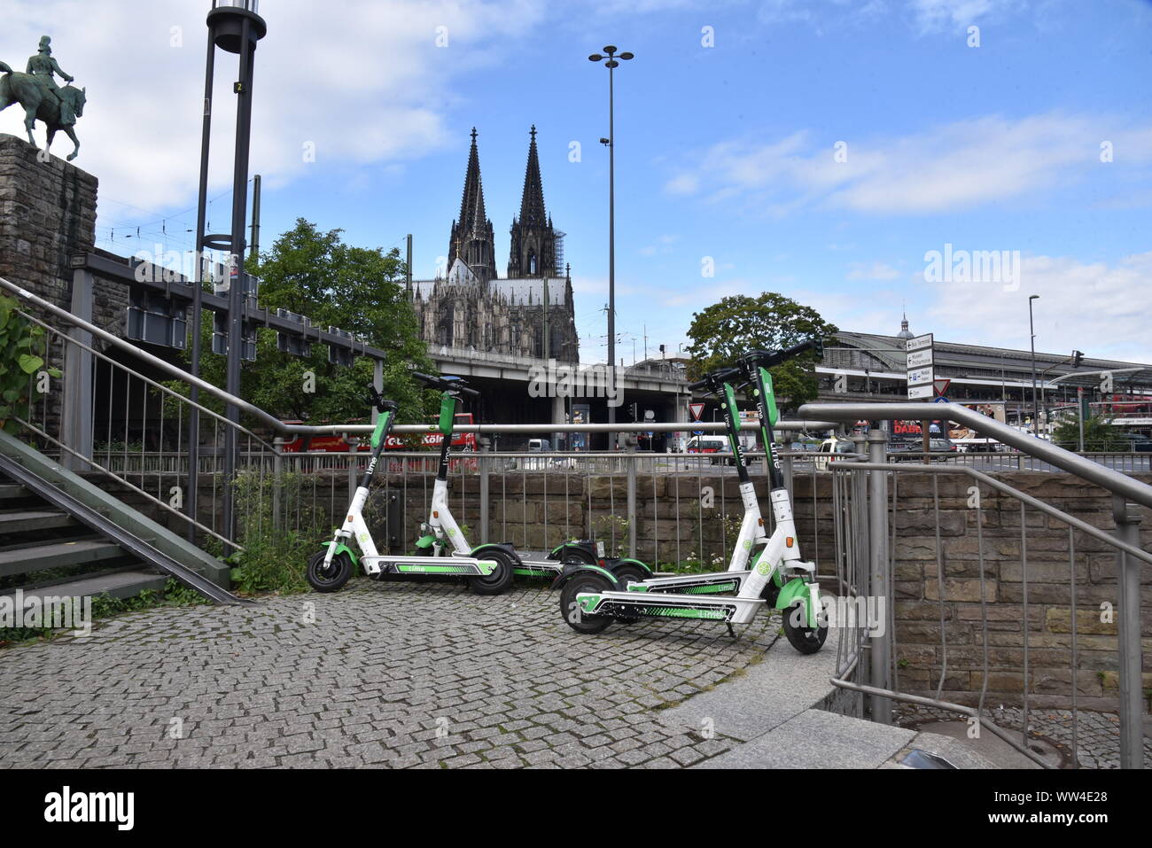 Köln, Deutschland. 12 Sep, 2019. E Roller durch Kalk stehen auf der Straße mit Blick auf den Kölner Dom Bild: Horst Galuschka/dpa/Alamy leben Nachrichten Stockfoto