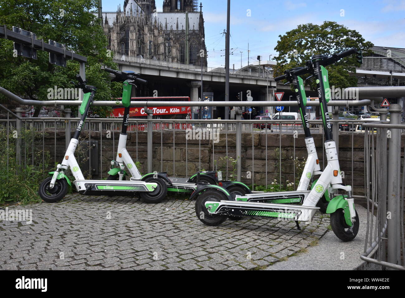 Köln, Deutschland. 12 Sep, 2019. E Roller durch Kalk stehen auf der Straße mit Blick auf den Kölner Dom Bild: Horst Galuschka/dpa/Alamy leben Nachrichten Stockfoto