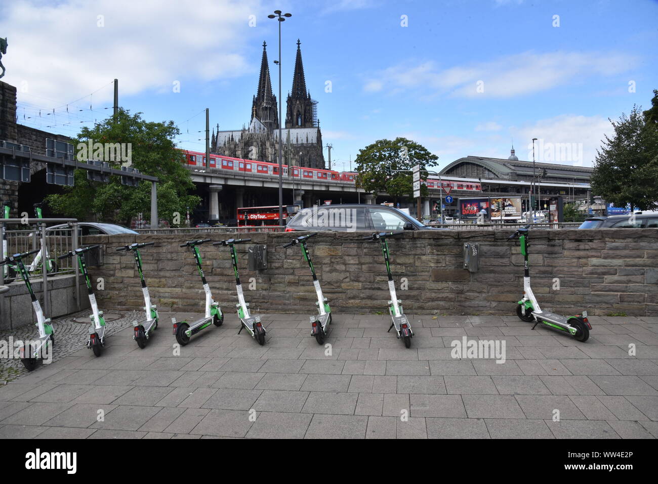 Köln, Deutschland. 12 Sep, 2019. E Roller durch Kalk stehen auf der Straße mit Blick auf den Kölner Dom Bild: Horst Galuschka/dpa/Alamy leben Nachrichten Stockfoto