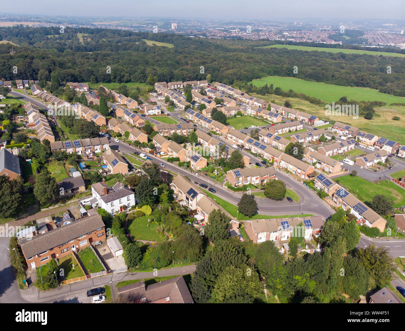 Luftaufnahme der britischen Stadt Middleton in Leeds West Yorkshire mit typischen suburbanen Wohnsiedlungen mit Reihen von Häusern, Stockfoto