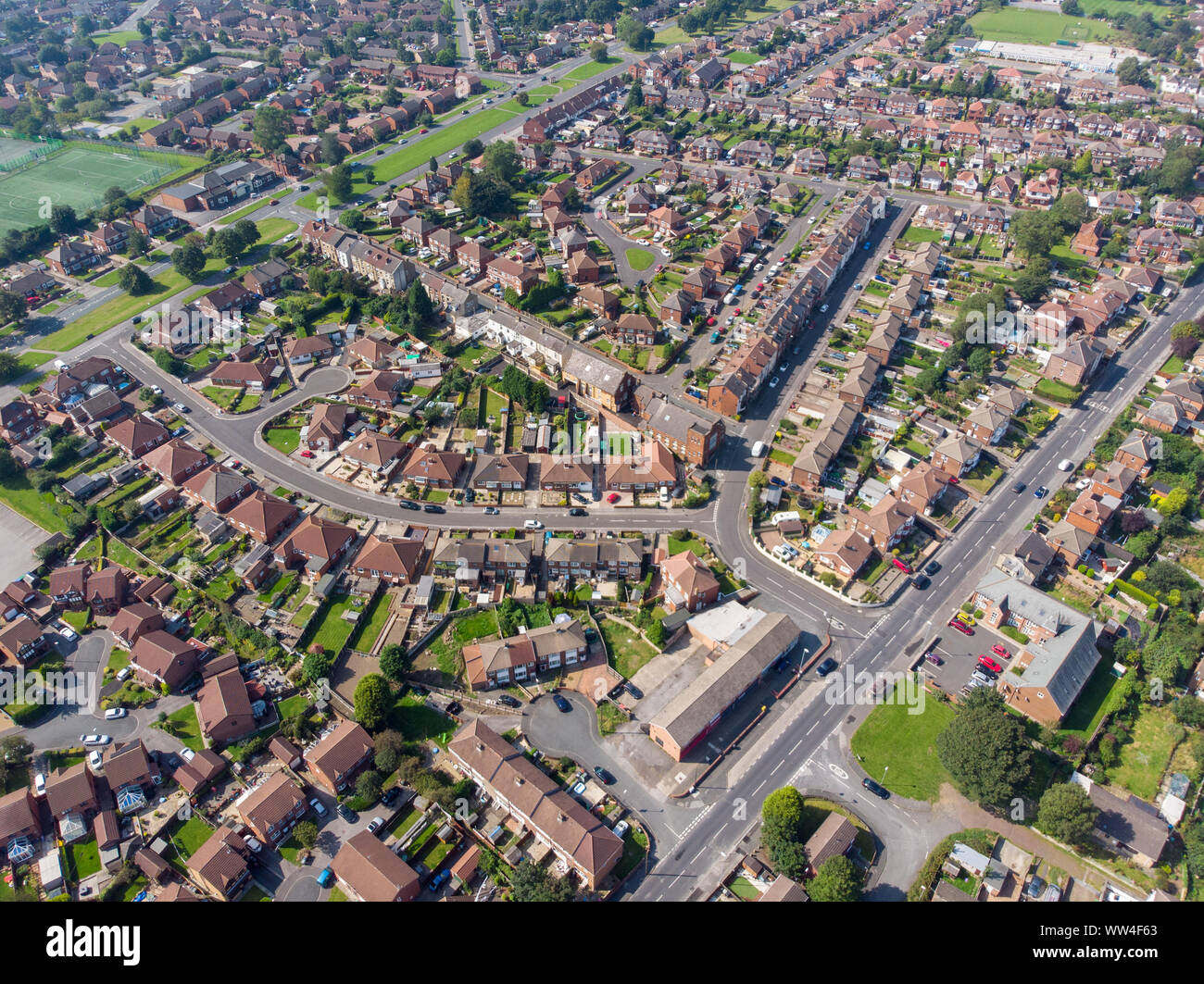Luftaufnahme der britischen Stadt Middleton in Leeds West Yorkshire mit typischen suburbanen Wohnsiedlungen mit Reihen von Häusern, Stockfoto