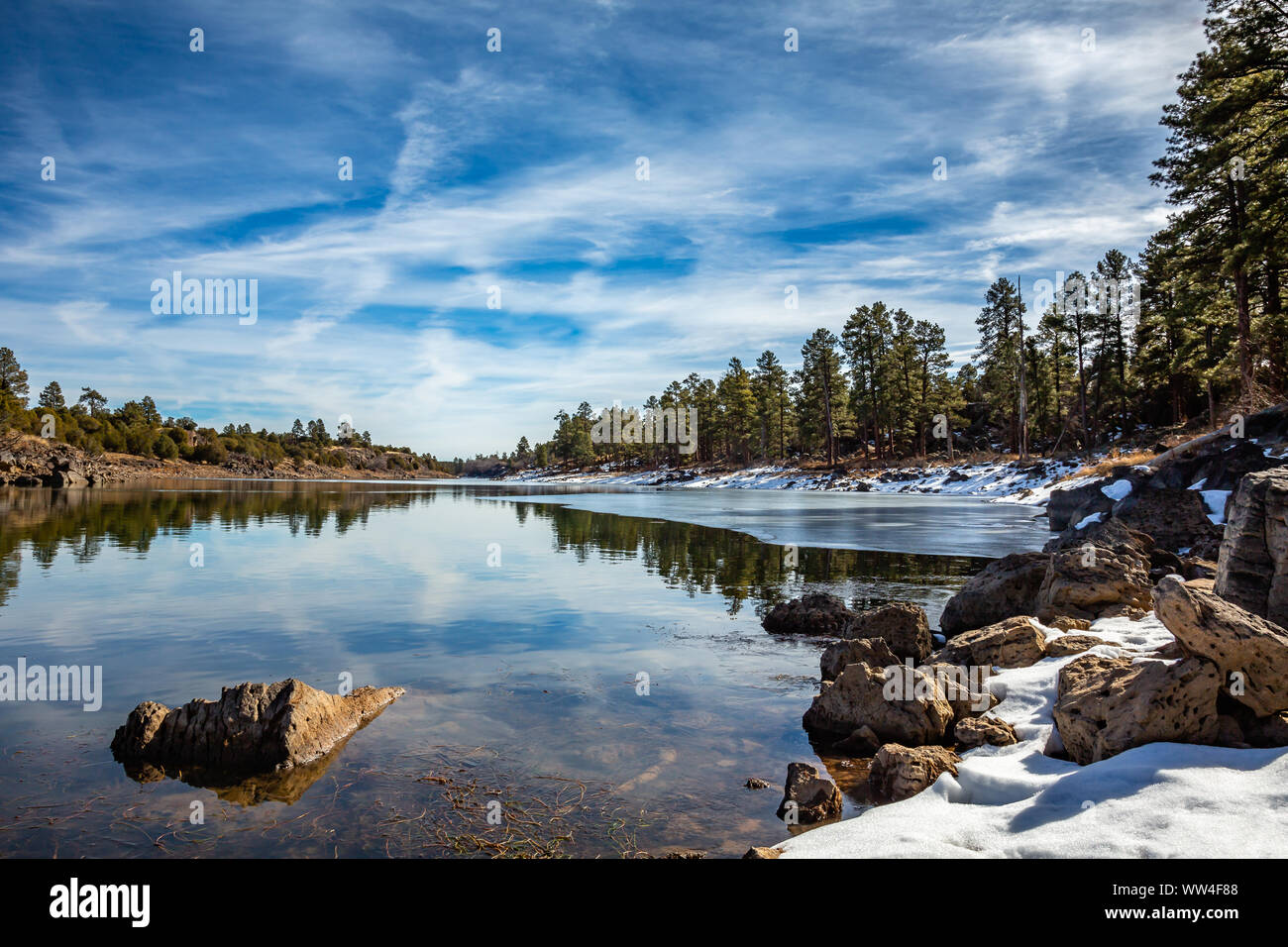 Einer ruhigen winterlichen Szene am Ufer entlang der Narren hohlen See. In der Nähe von Show Low in Arizona White Mountains. Stockfoto