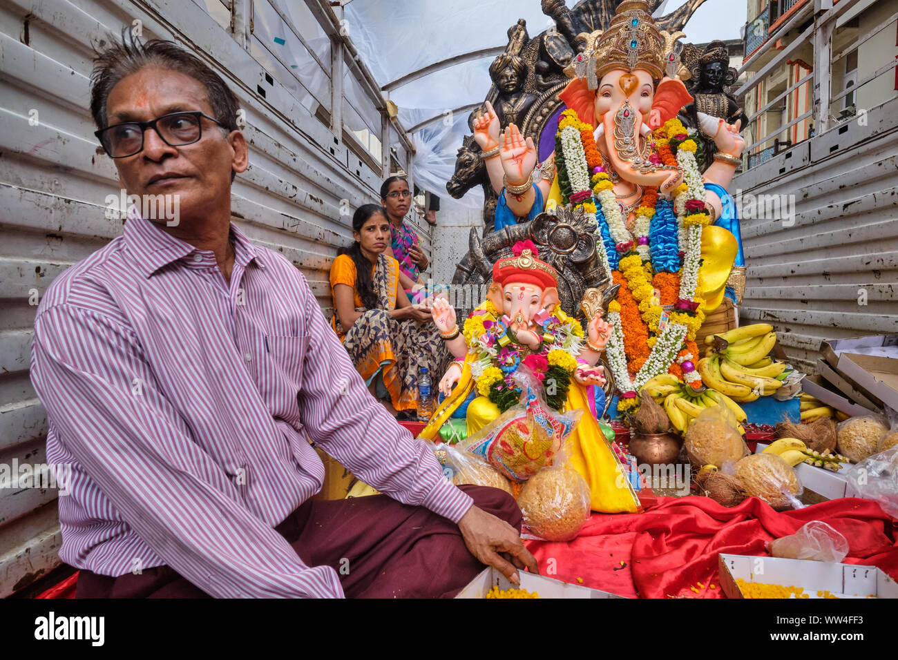 Während der Ganesh Festival Prozession in Mumbai, Indien, Anbeter der Elefantengott Ganesh (Ganpati) Fahrt mit einem Fahrzeug mit Ganesh Statuen Stockfoto