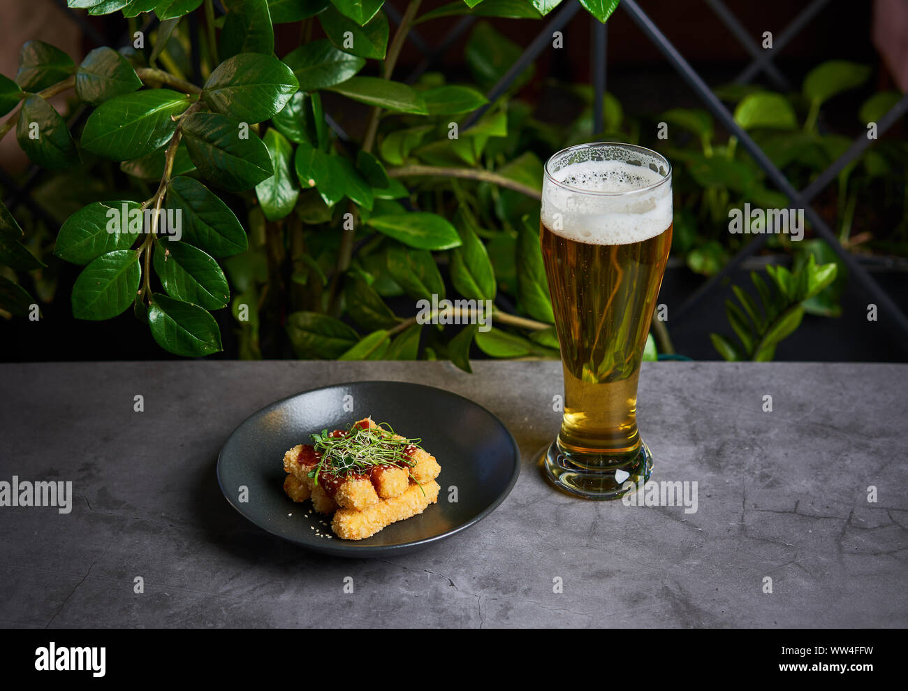 Panierte Käsestange mit Sauce auf einer Platte Stockfoto
