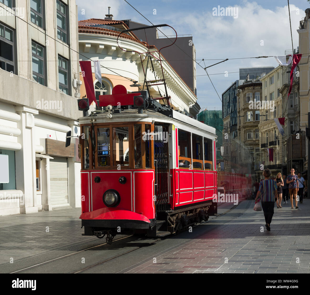 Nostalgische Straßenbahn auf der Istiklal Straße in Taksim, Beyoglu, Istanbul Stockfoto