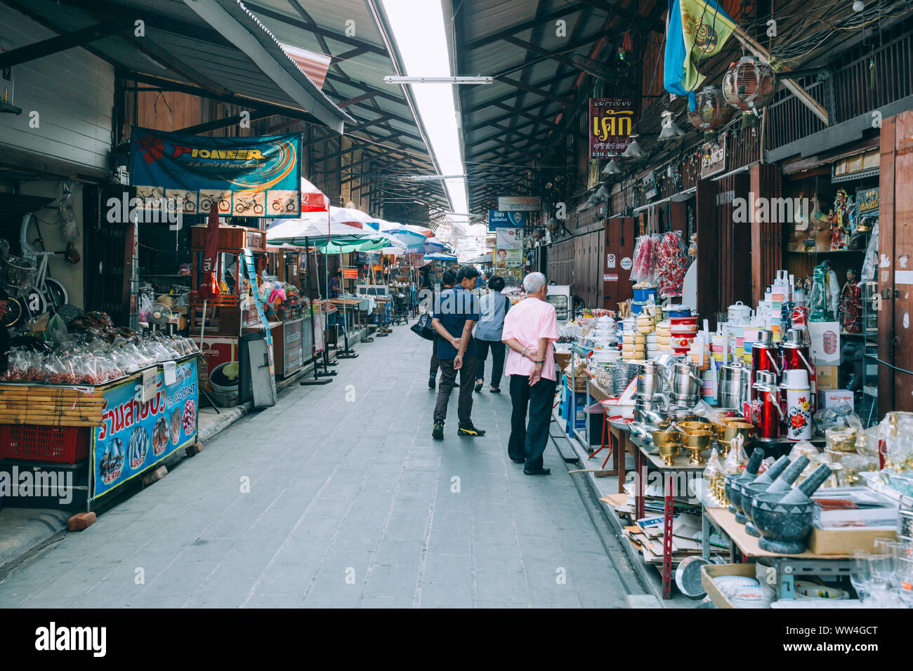 Sam Chuk Markt 100 Jahre alten traditionellen Markt suchen Lebensart der Thais in der Vergangenheit, sind bis heute erhalten. Sam Chuk, Suphan Buri, Stockfoto