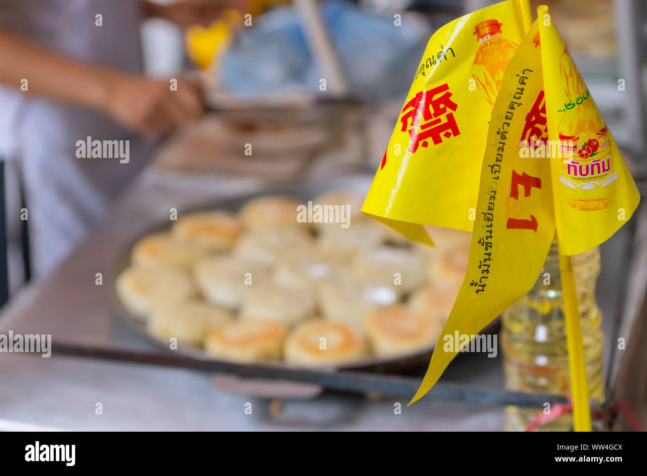 Vegetarische Festival (J Festival) In Thailand bei yaowarat oder Bangkok China Town street Dekoration mit gelben Flagge für kein Tier Fleisch essen anmelden. 10 Okt Stockfoto