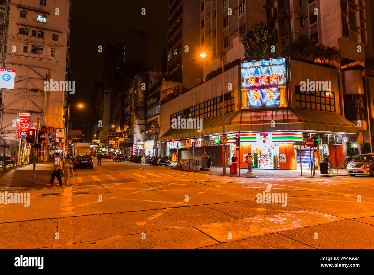 Hong Kong night street Road reisen Sehenswürdigkeiten in Mongkok ablenken ruhig keine Touristen und Reisenden. 24. November 2017. Stockfoto