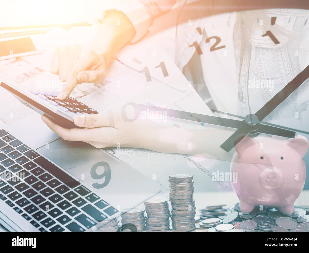 Das Geschäft mit der Zeit Begriff - Taschenrechner mit Uhr für dringend Geld Zahlung oder Kostenberechnung durch Büro Buchhalter erinnern Stockfoto