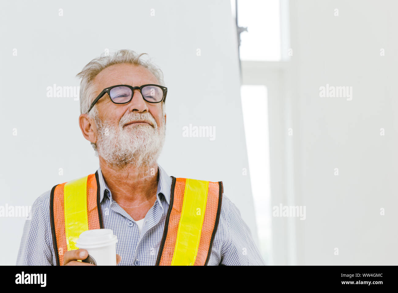 Amerikanische professionelle Arbeiter Senior Engineer für gute Arbeit geleistet, und für den Ruhestand Konzept gerne bereit Stockfoto