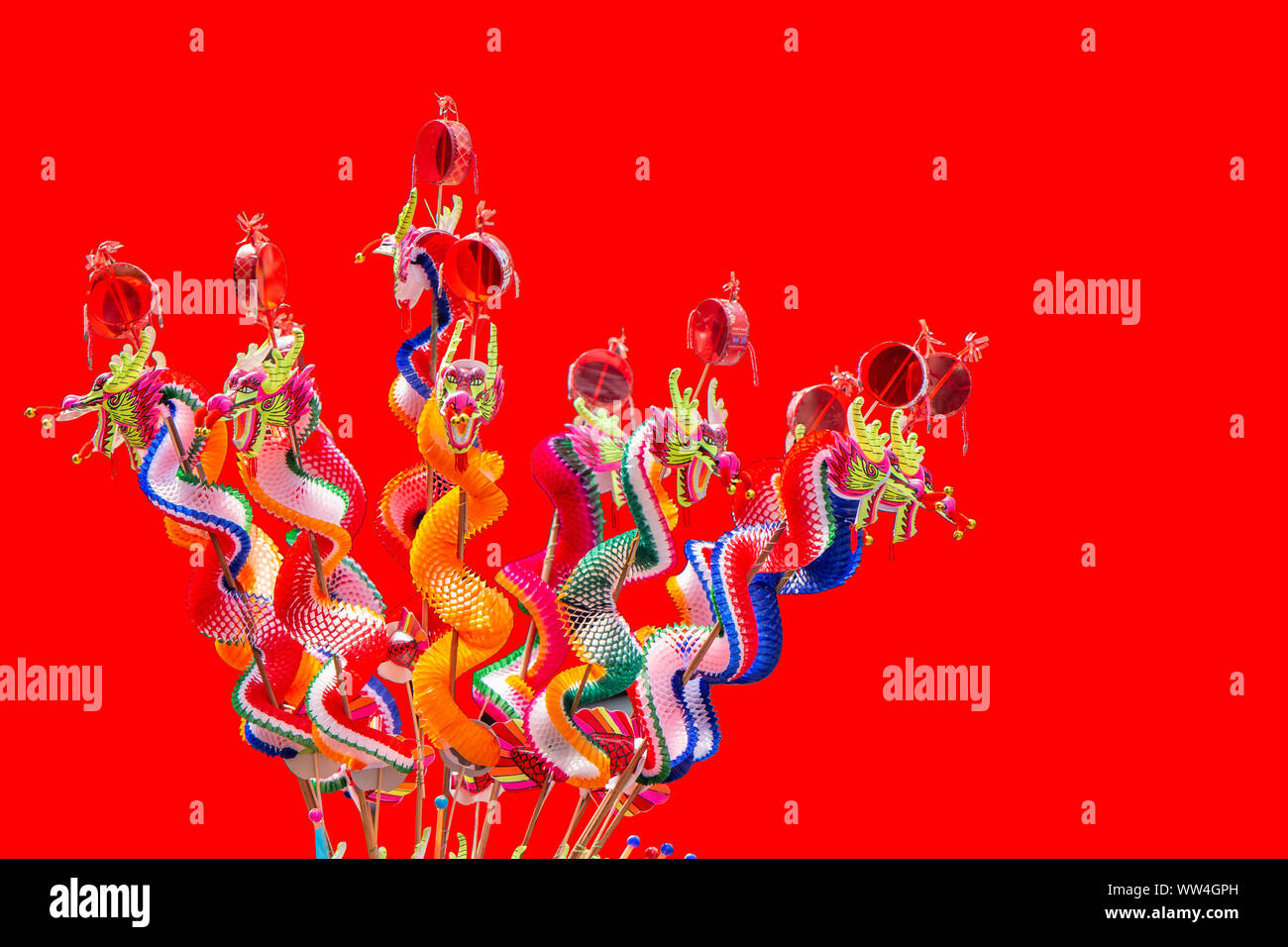 Chinesische Drachen Papier bunte Spielzeug für Kinder spielt während des Festivals und feiert in der chinesischen Neue Jahr auf rotem Hintergrund Stockfoto