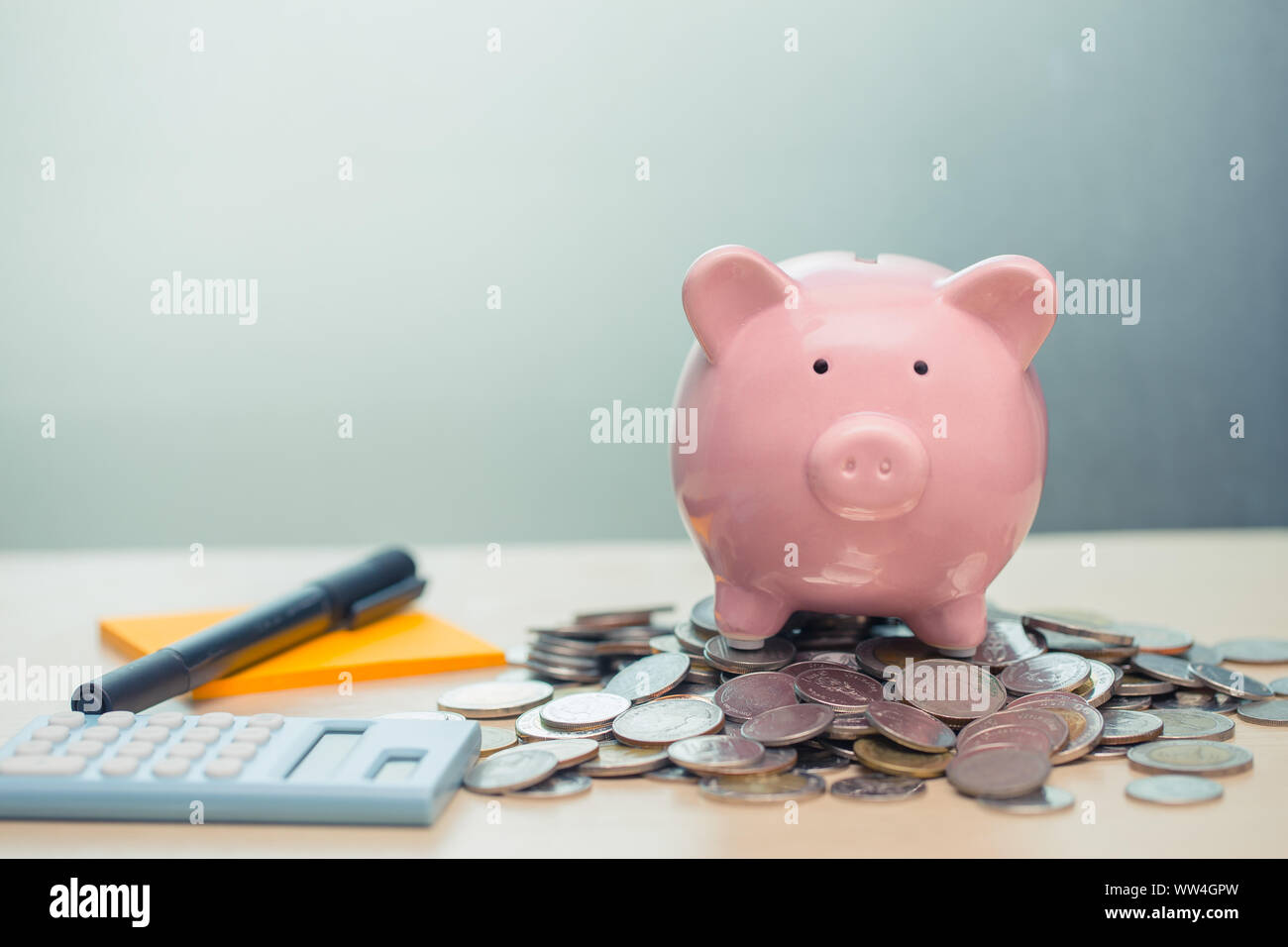 Sparschwein mit Münze beachten Sie Papier und Taschenrechner für persönliches Konto Geld Konzept speichern Stockfoto
