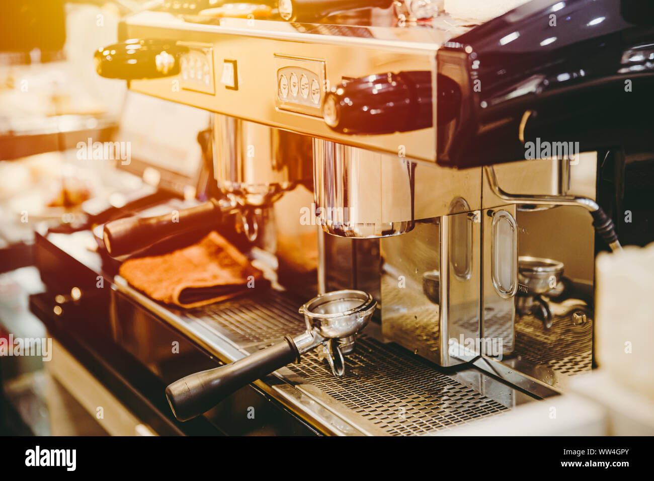 Kaffeemaschine oder Espressomaschine vintage Ton cafe Kunst Dekoration Stockfoto