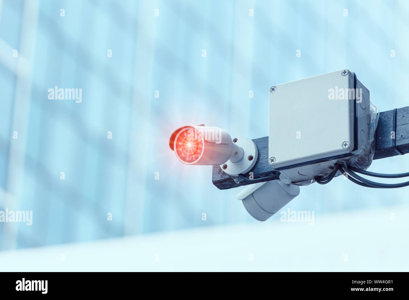 Outdoor Sicherheit Überwachung CCTV Kamera im City business Gebäude Hintergrund Stockfoto