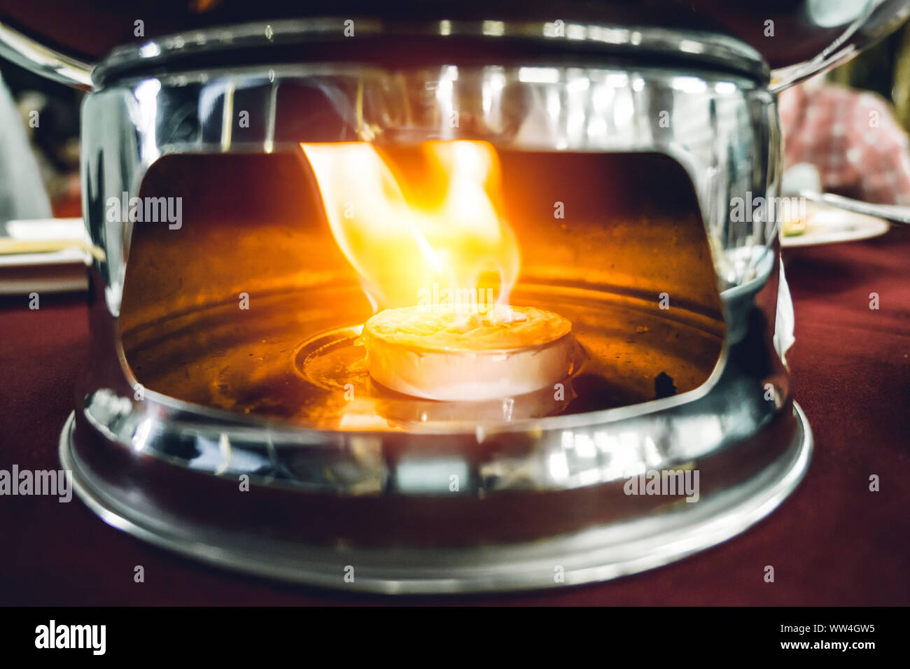 Food warmers am Tisch mit Alkohol Kraftstoff Gel Wachs in asiatischen Hot  Pot Stockfotografie - Alamy