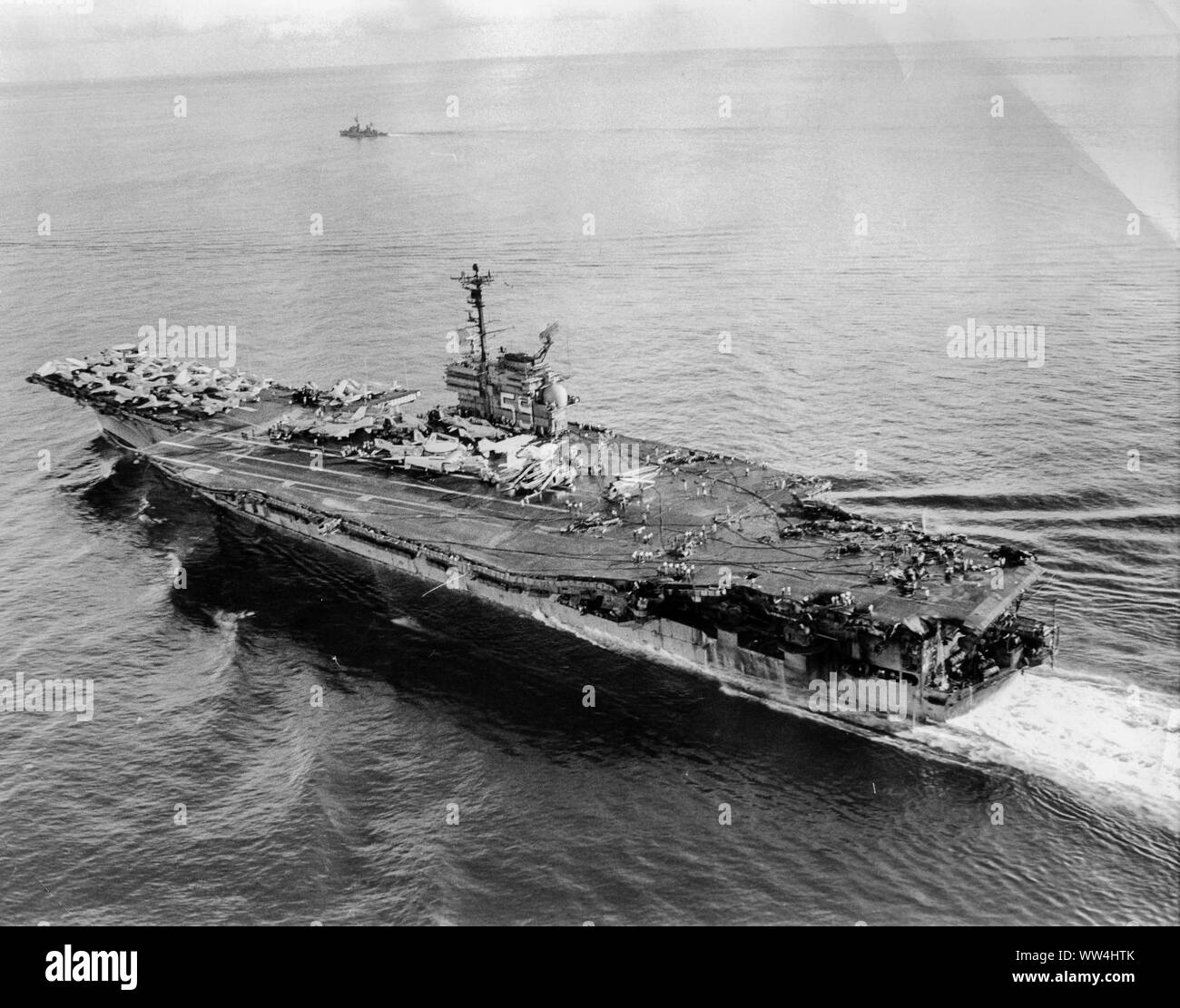 Uss forrestal durch eine Rakete Explosion auf der Brücke, Vietnam verwüstet, Juli 1967 Stockfoto