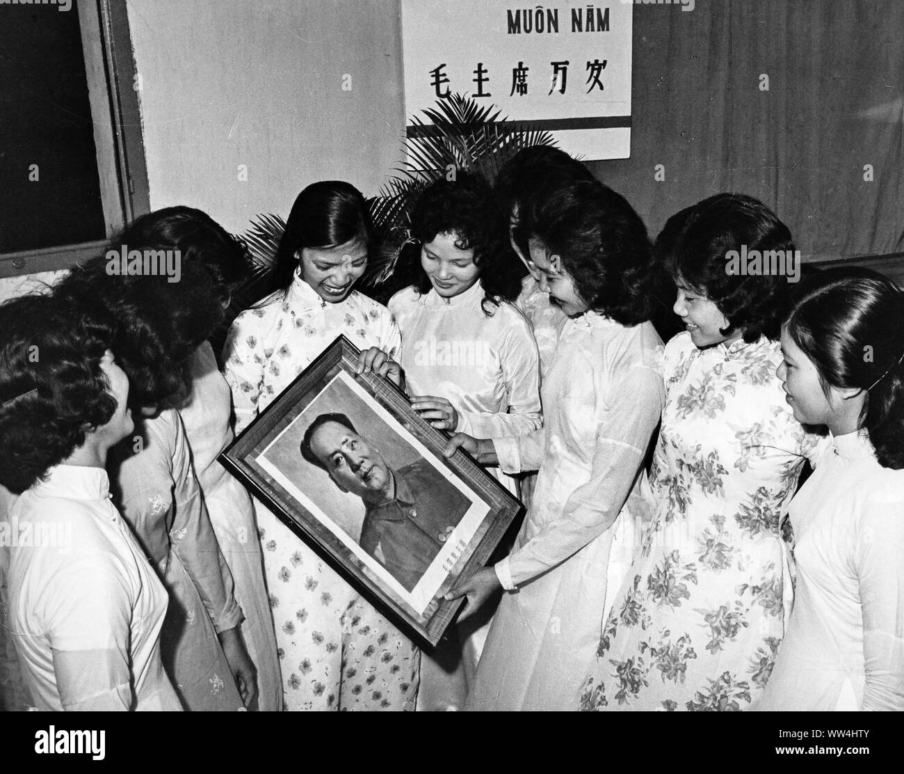 Vietnamesische Mädchen mit Bildnis von Mao Tse-tung, Hanoi, 1967 Stockfoto