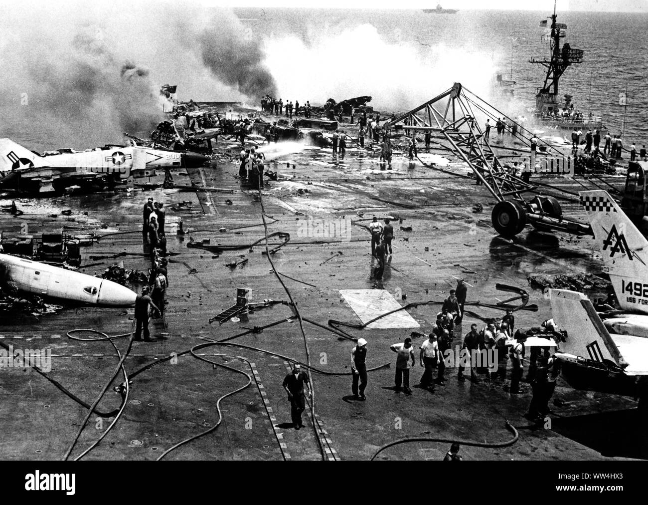 Uss forrestal durch eine Rakete Explosion auf der Brücke, Vietnam verwüstet, Juli 1967 Stockfoto