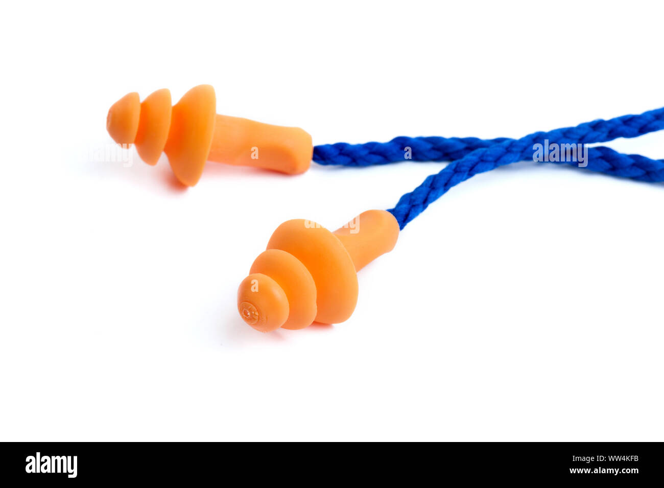 Orange Wiederverwendbare Gehörschutzstöpsel mit weißem Hintergrund, persönliche Schutzausrüstung Stockfoto