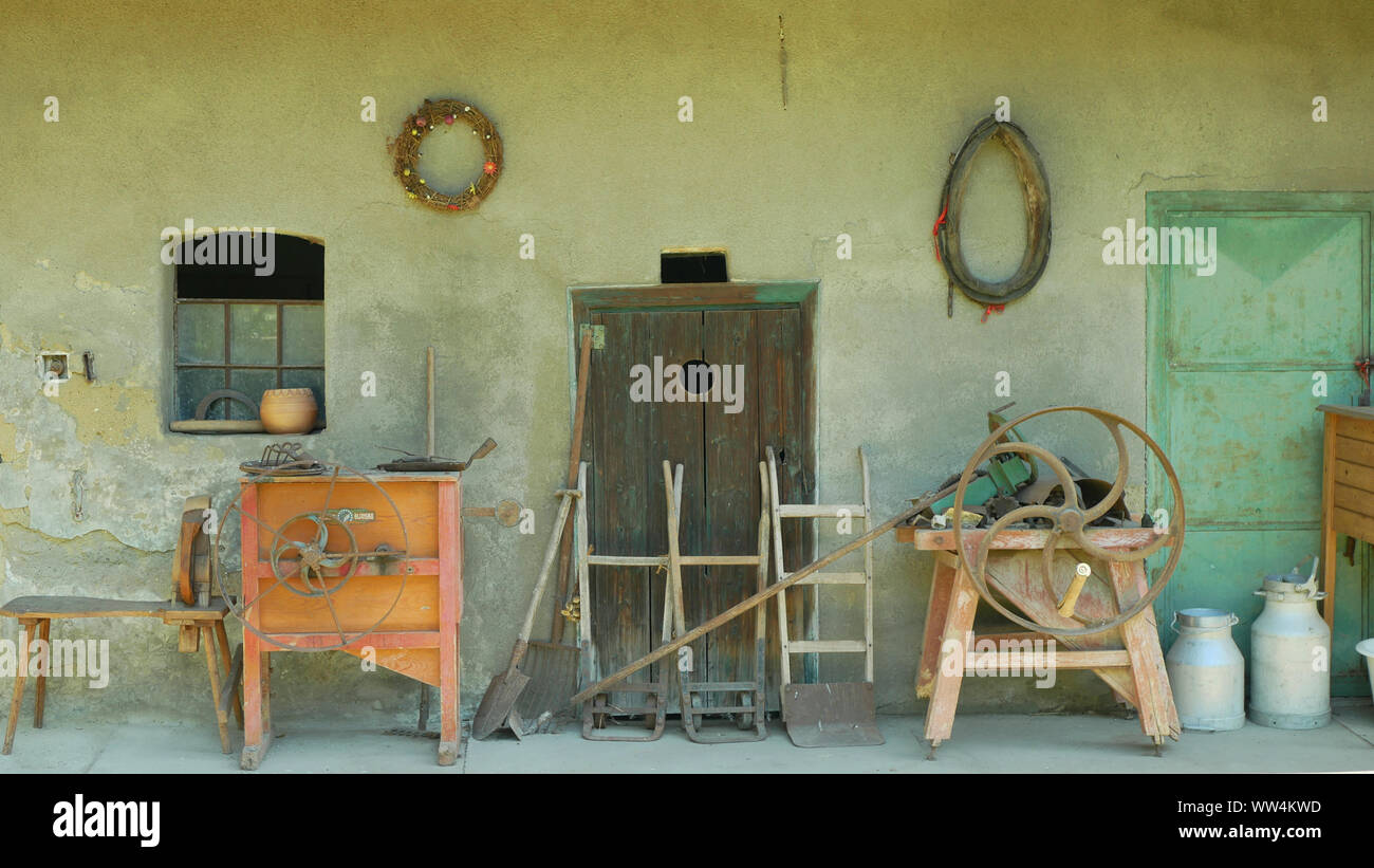 OLOMOUC, TSCHECHISCHE REPUBLIK, September 5, 2019: Traditionelle Mähren Ferienhaus alte folk Hana Grunzen mit Maschine Cutter, Scheune Viehbestand. Bauer Hütte, Bauernhof Stockfoto