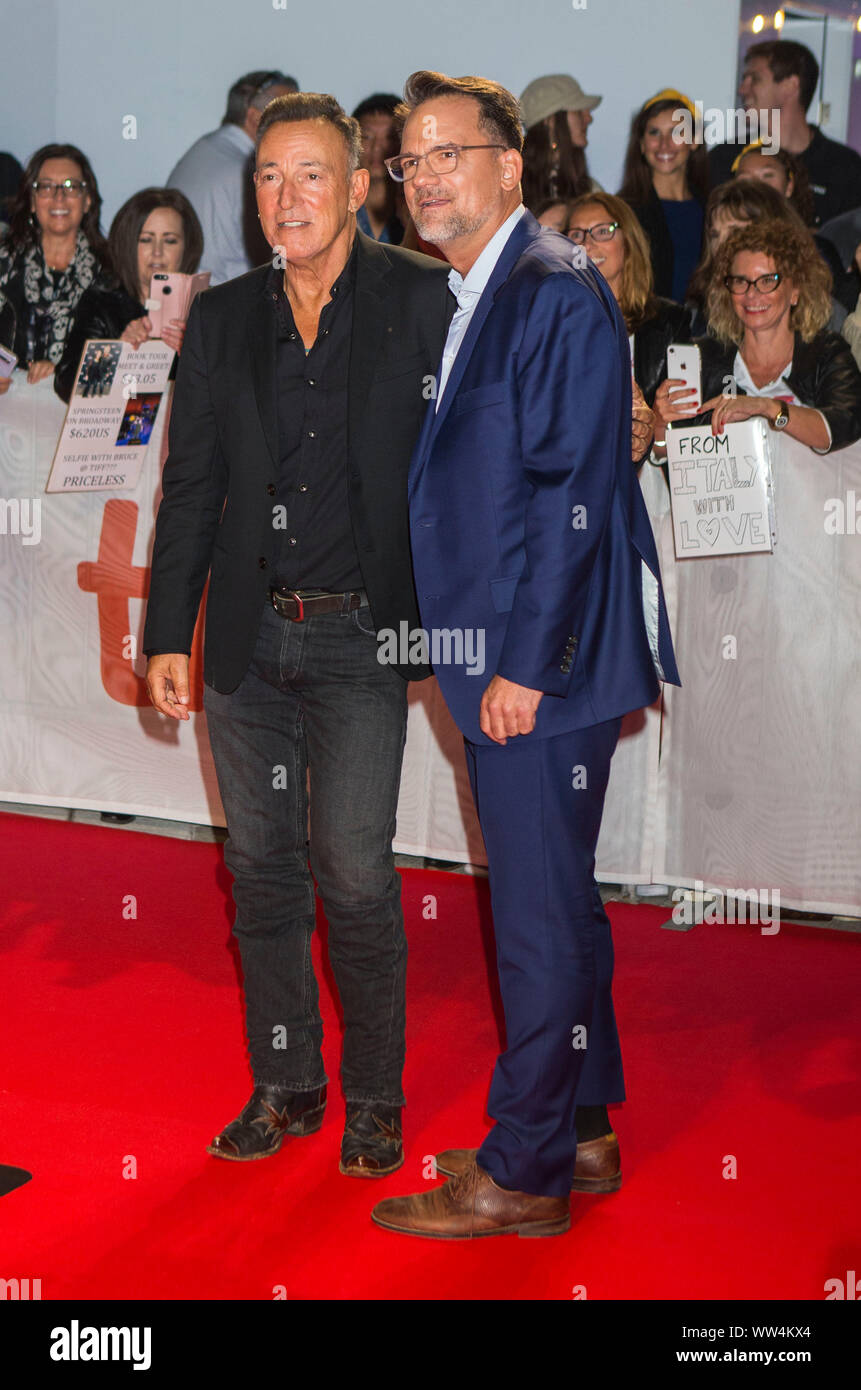 Toronto, Kanada. 12 Sep, 2019. Musiker und Regisseur Bruce Springsteen (L) und Regisseur Thom Zimny posieren für Fotos vor der Weltpremiere des Films "westlichen Sterne' an Roy Thomson Hall während der 2019 Toronto International Film Festival (TIFF) in Toronto, Kanada, Sept. 12, 2019. Credit: Zou Zheng/Xinhua Stockfoto