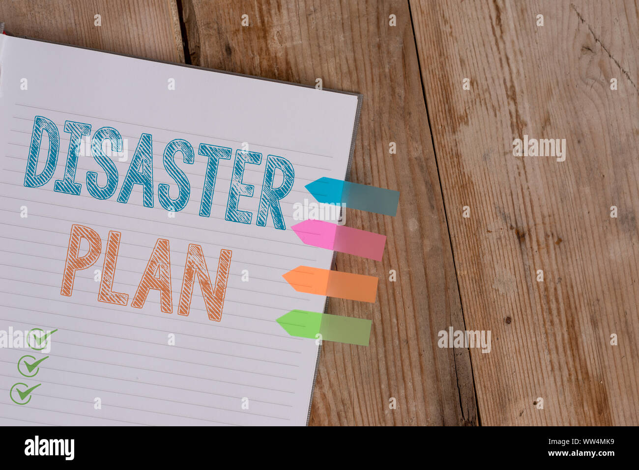 Handschrift Text schreiben Katastrophenplan. Konzeptionelle foto Reagieren der Notfallplanung Überleben und Erste Hilfe Kit gestreifte Notiz Buch vier einen farbigen Stockfoto