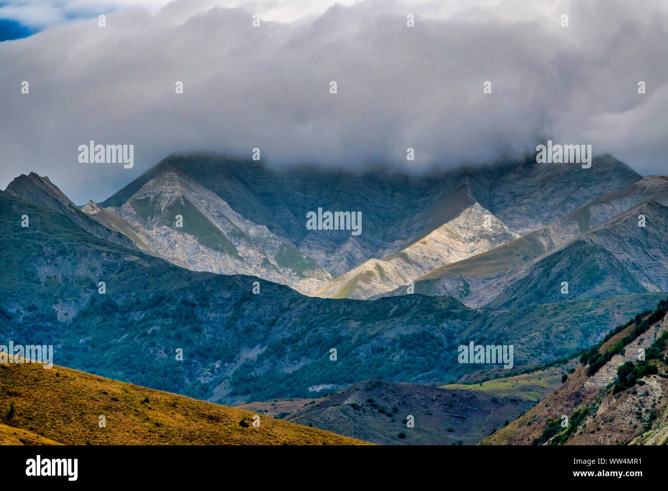 Blick auf die Berge des südlichen Großen Kaukasus aus dem Demirci-Lahij Straße, Aserbaidschan Stockfoto