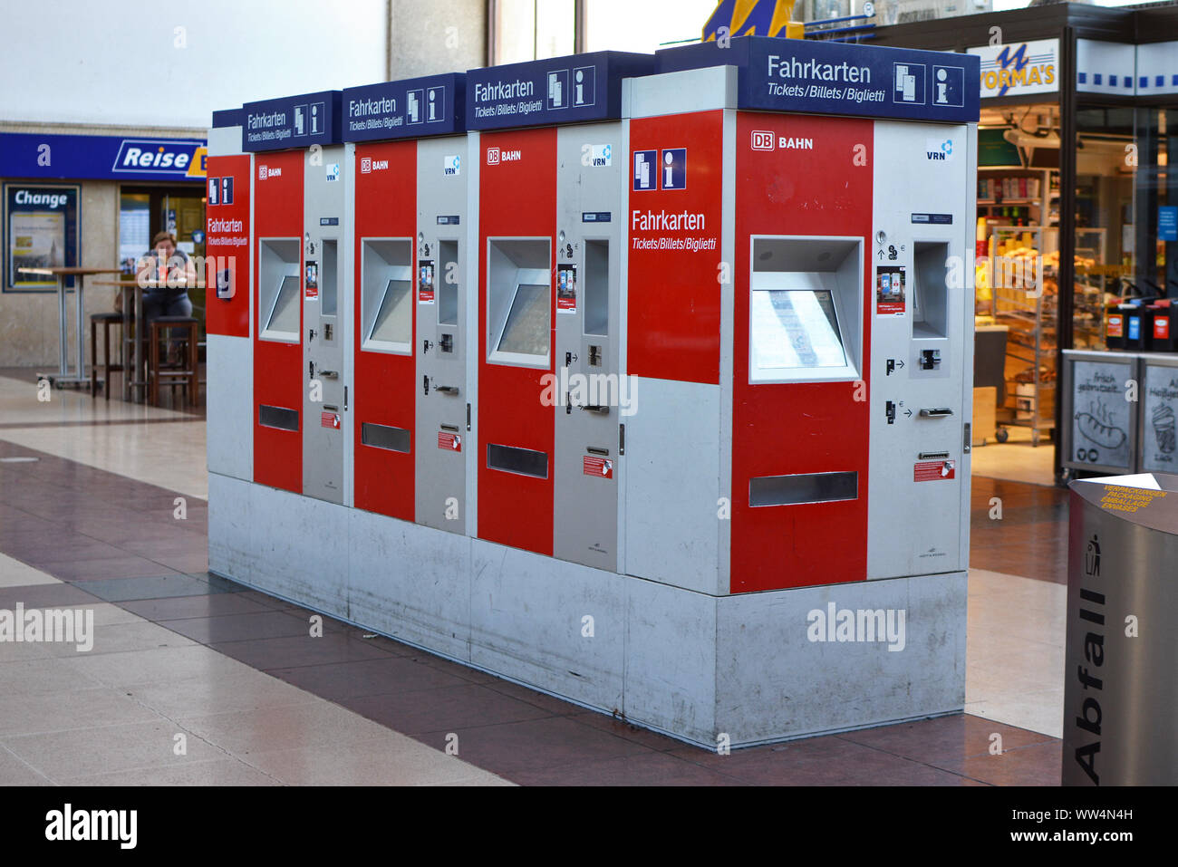Heidelberg, Deutschland - Juni 2019: Mehrere rote Ticket Automaten in einer Reihe am Deutschen Bahnhof Stockfoto