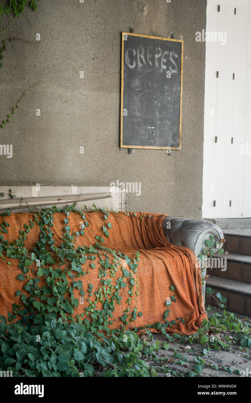 Alten und Verlassenen Haus in die leeren Straßen des Dorfes Brivezac in der Dordogne. Stellenangebote Täler und Dörfer sind ein großes Problem in Frankreich. Ou Stockfoto