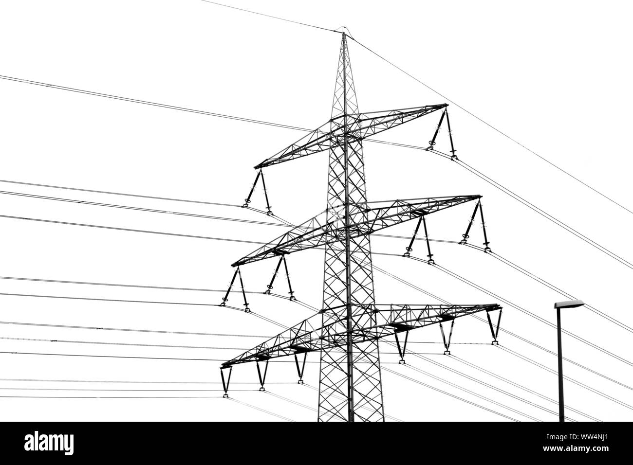 Fotografie von einem Mast mit hoher Spannung Linien und eine Laterne vor weißem Hintergrund, Stockfoto