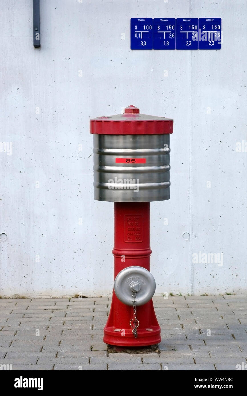 Nahaufnahme einer Feuer Feuer hydrant vor einer Betonwand mit Zeichen, Stockfoto