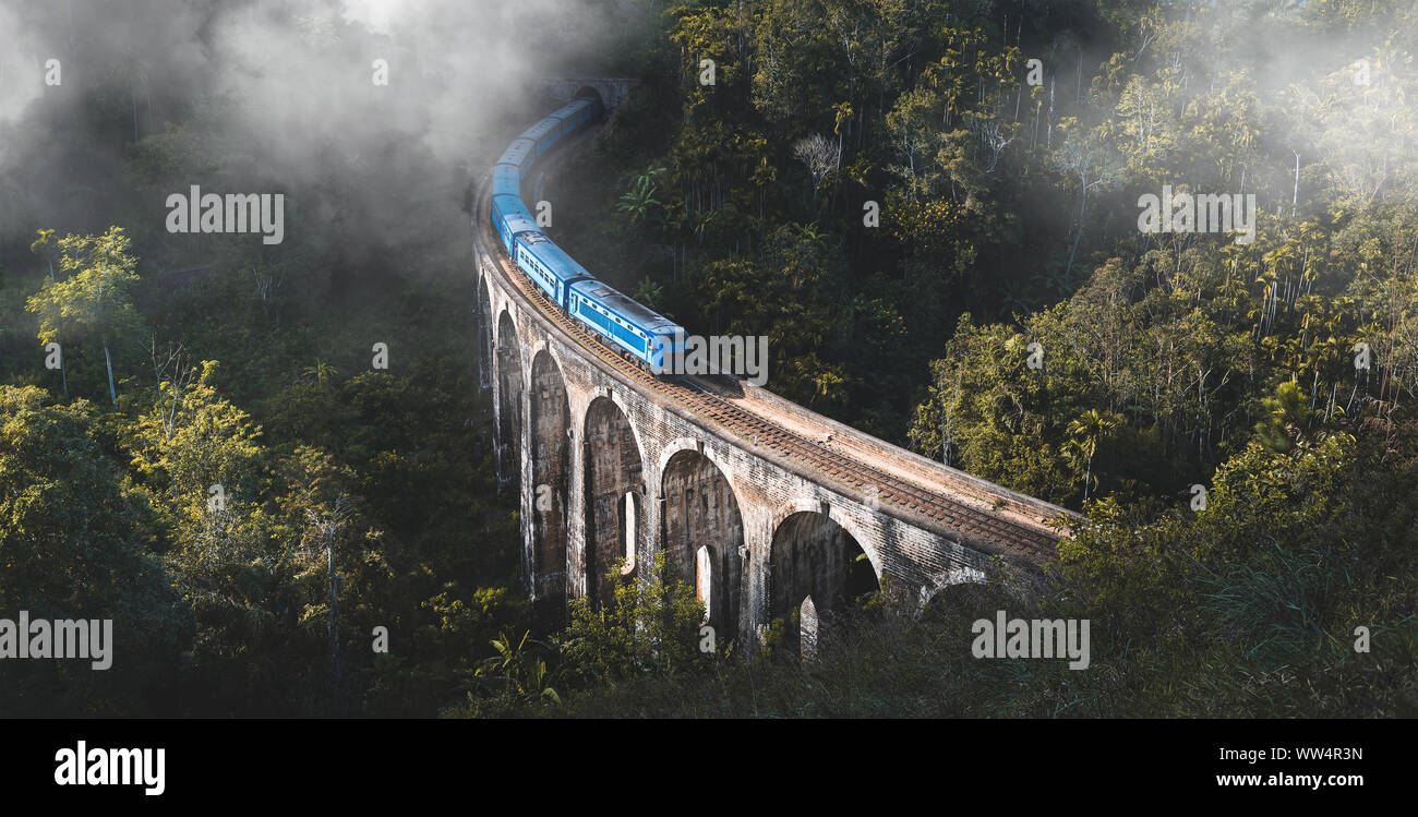 Zug, der an der berühmten Brücke mit neun Bögen in Ella, Sri Lanka ankommt Stockfoto