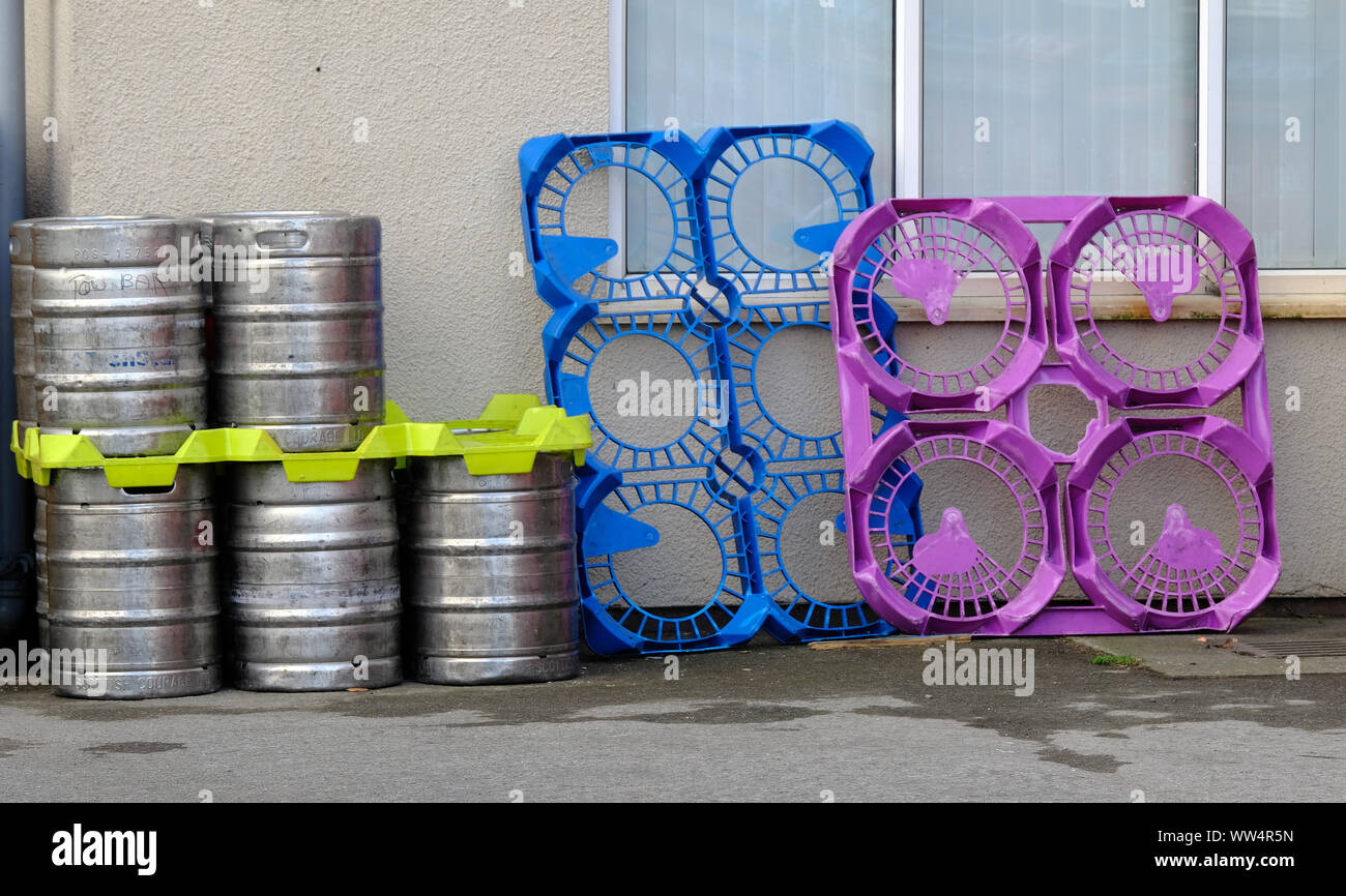 Aluminium Bierfässer mit modernen gebildet Plastik-basen gestapelt. Stockfoto