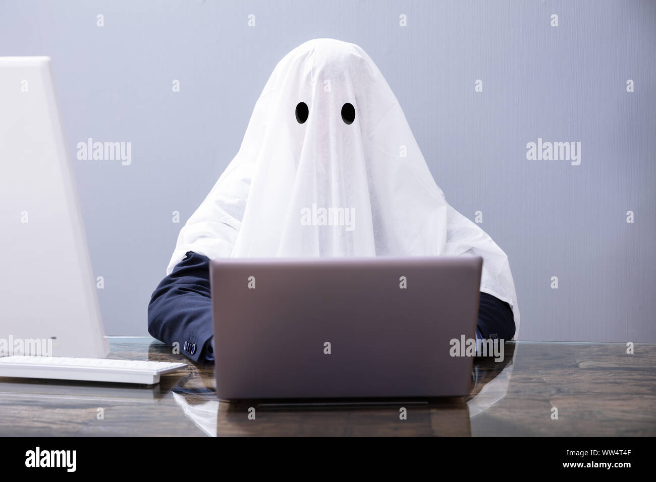 Ghostwriter schreiben Artikel auf Laptop im Büro Stockfoto