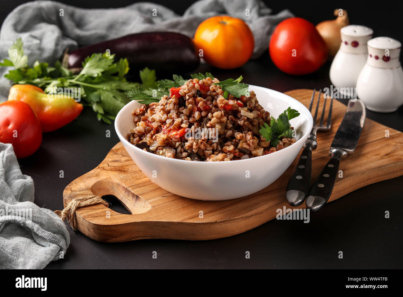 Noch immer leben mit gesunden Buchweizen mit Gemüse in einer weißen Schüssel auf einem dunklen Hintergrund gekocht, ein Gericht der aserbaidschanische Küche, horizontale Ausrichtung Stockfoto