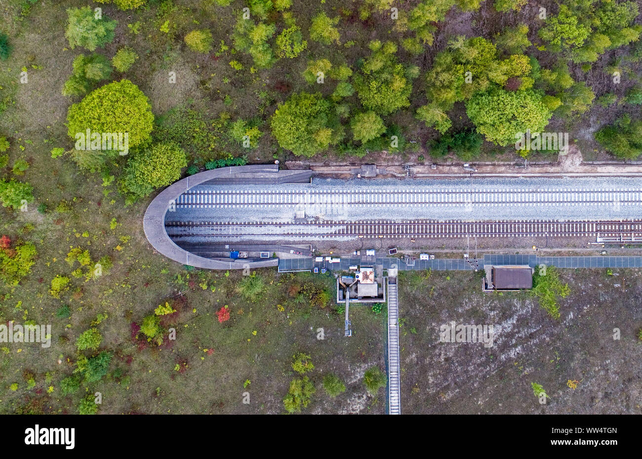 Sorsum, Deutschland. 13 Sep, 2019. Neu verlegten Schienen führen entlang der ICE-Strecke Hannover-Göttingen in die Nähe von Eichenbergtunnel Sorsum im Landkreis Hildesheim (Luftbild mit Drone). Die Deutsche Bahn hat die budgetierten 175 Millionen Euro für die Sanierung der ICE-Strecke von Hannover nach Göttingen. Rund 140 Kilometer Gleise, 47 Punkte, 243.000 Schwellen und 405.000 Tonnen Ballast erforderlich sind. Der Bundesrechnungshof ist Alarm über die wirtschaftliche Situation bei der Deutschen Bahn. Credit: Julian Stratenschulte/dpa/Alamy leben Nachrichten Stockfoto