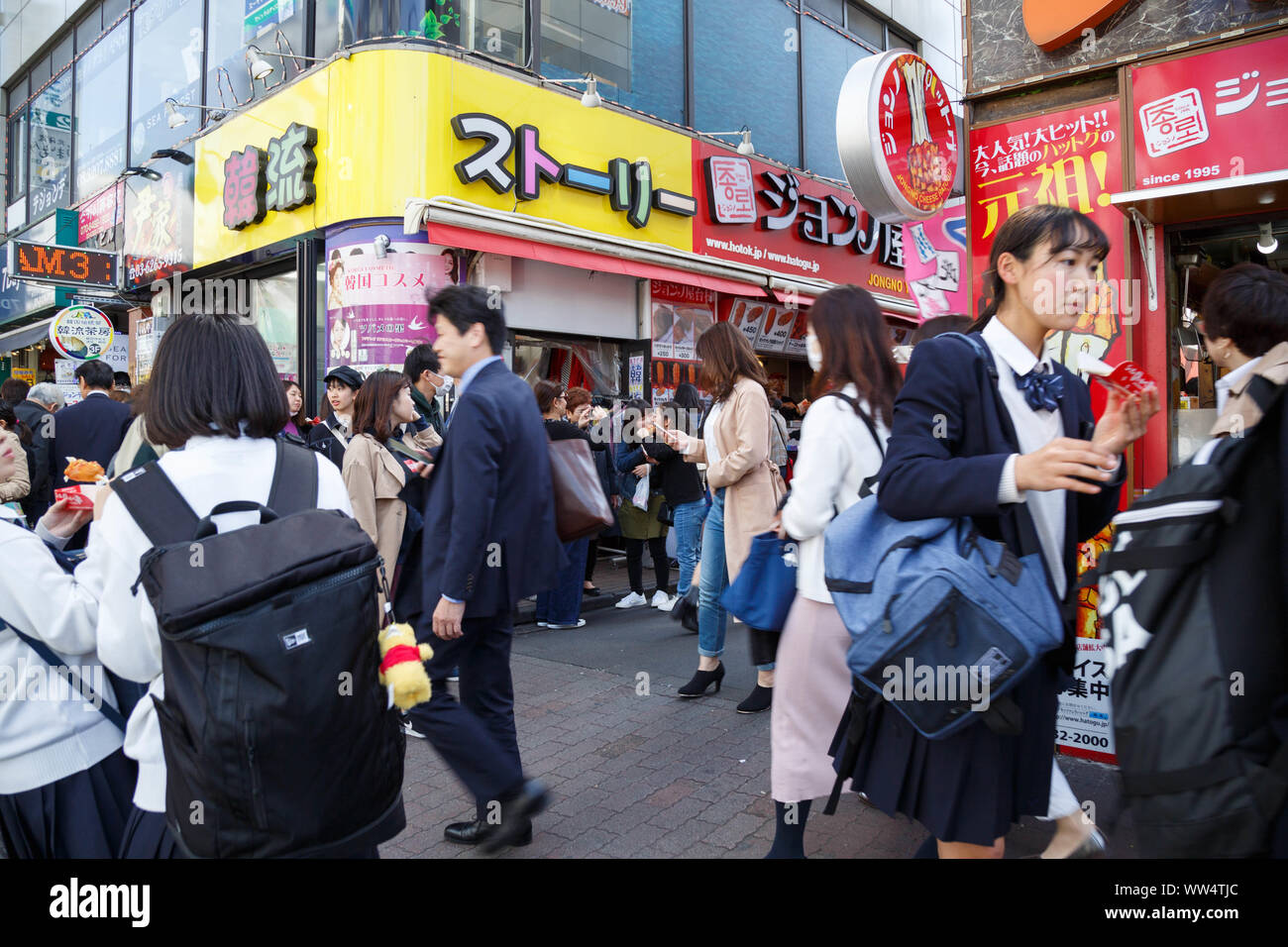 Tokio, Japan. Die koreanische Shopping und Dining Street ist mit jungen Besucher vor allem Mädchen als Popularität der koreanischen Unterhaltung steigt verpackt. Stockfoto
