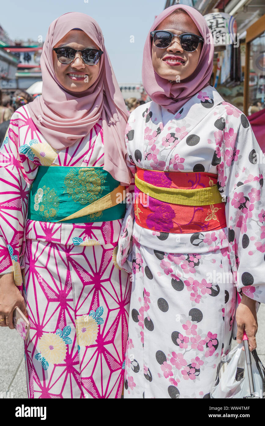 Asakusa, Tokyo, Japan. Zwei junge weibliche Touristen Sightseeing in traditionellen japanischen Outfit' Kimono "lächeln in die Kamera. Stockfoto