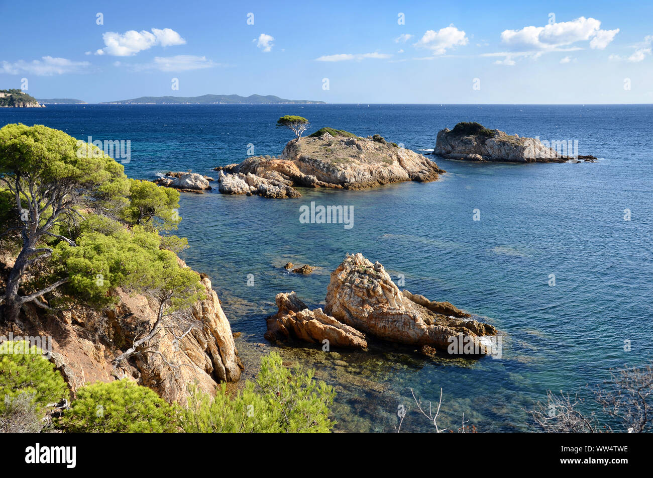 Estagnol winzige Insel sichtbar von der Coastal Wanderweg in Bormes-les-Mimosas, Frankreich. Eine typisch mediterrane Seascape. Stockfoto