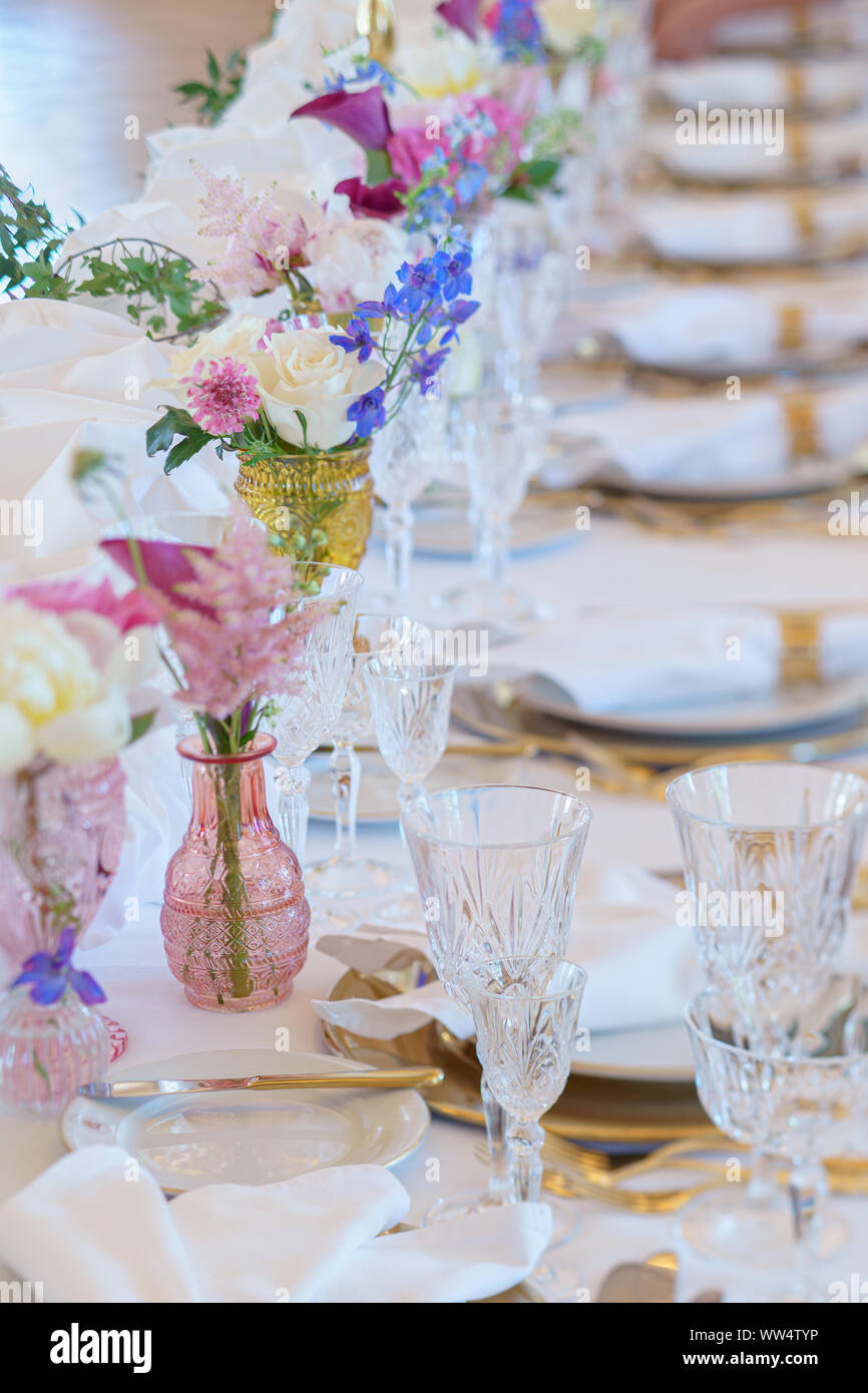 Catering Service am Tisch mit Besteck, Serviette und Glas im Restaurant vor dem Partei Stockfoto