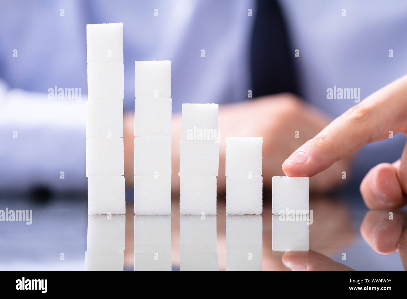 Reduzieren Zucker Konzept. Würfelzucker in rückläufigen Chart Stockfoto