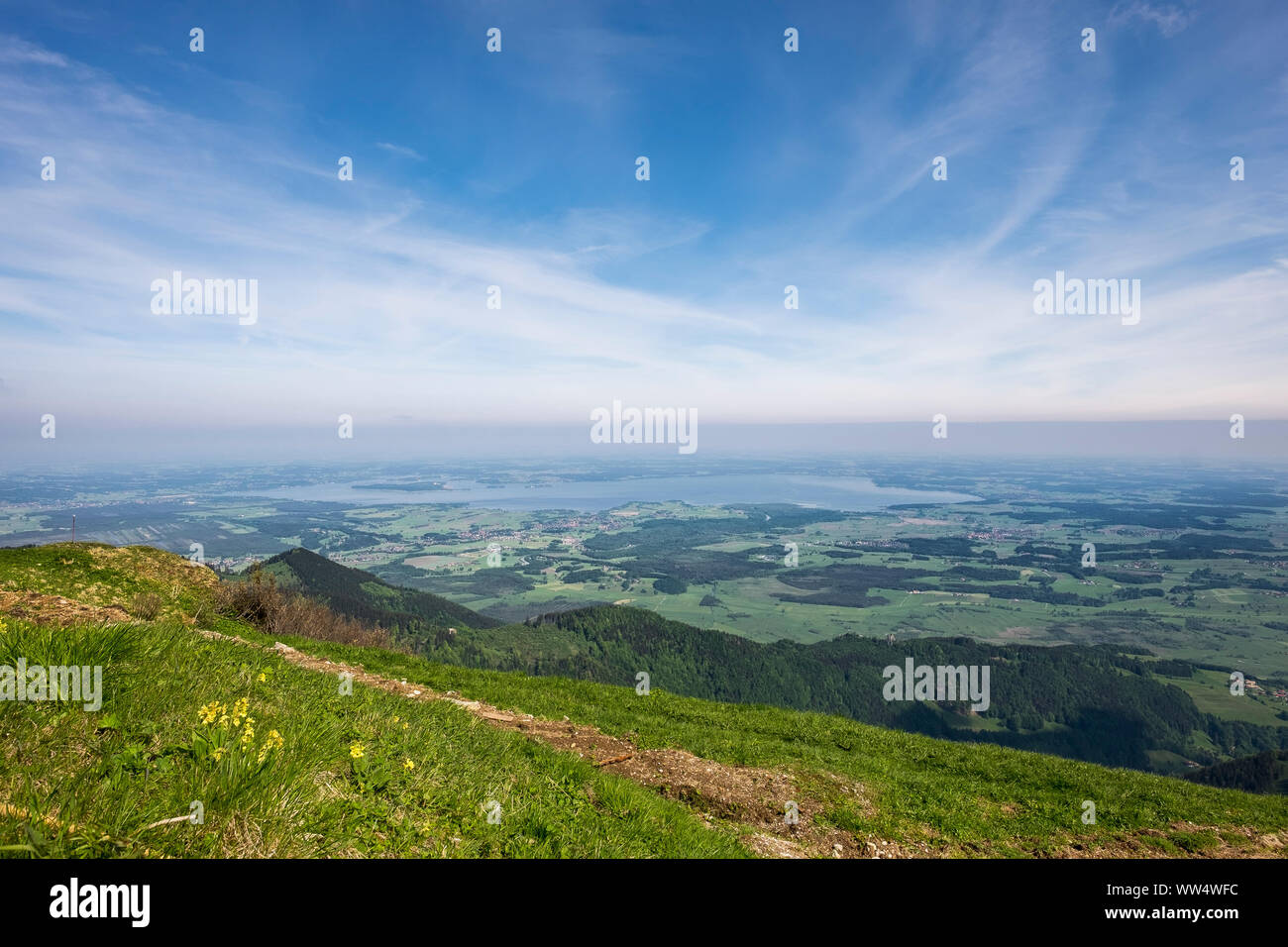 Blick vom Hochfelln über den Chiemsee, Chiemgauer Alpen, Chiemgau, Oberbayern, Bayern, Deutschland Stockfoto