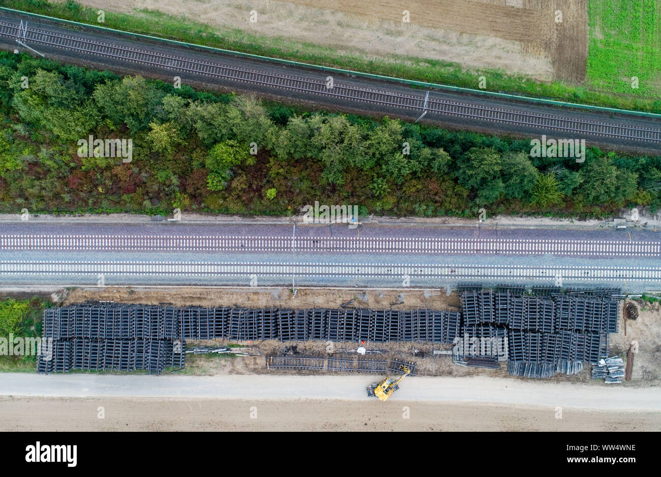 Sorsum, Deutschland. 13 Sep, 2019. Arbeitnehmer abzubauen alte Eisenbahn Titel mit einem Bagger während der Rehabilitation der ICE-Strecke Hannover-Göttingen in der Nähe von Sorsum im Landkreis Hildesheim (Luftbild mit Drone). Die Deutsche Bahn hat die budgetierten 175 Millionen Euro für die Sanierung der ICE-Strecke von Hannover nach Göttingen. Rund 140 Kilometer Gleise, 47 Punkte, 243.000 Schwellen und 405.000 Tonnen Ballast erforderlich sind. Der Bundesrechnungshof ist Alarm über die wirtschaftliche Situation bei der Deutschen Bahn. Credit: Julian Stratenschulte/dpa/Alamy leben Nachrichten Stockfoto