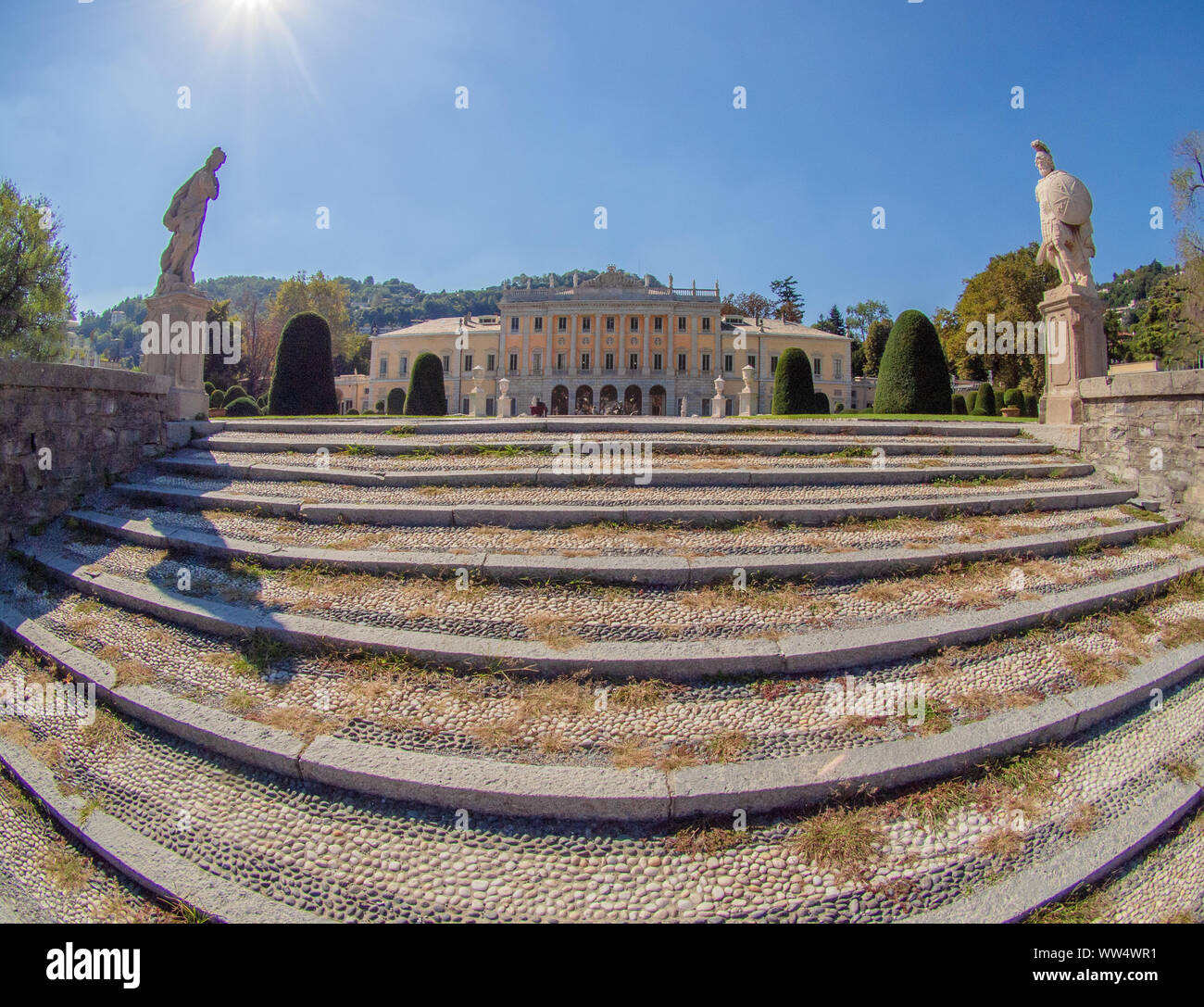 Zugang Treppe vom Comer See zum Park des neoklassischen Villa Olmo. Lombardei - Italien Stockfoto