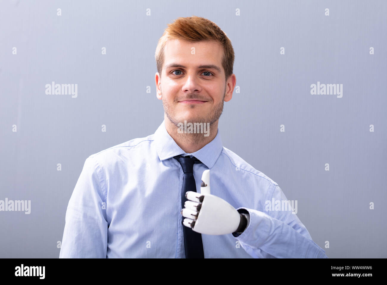 Unternehmer mit Prothetische Extremität, Daumen hoch. Künstliche Gliedmaßen Stockfoto