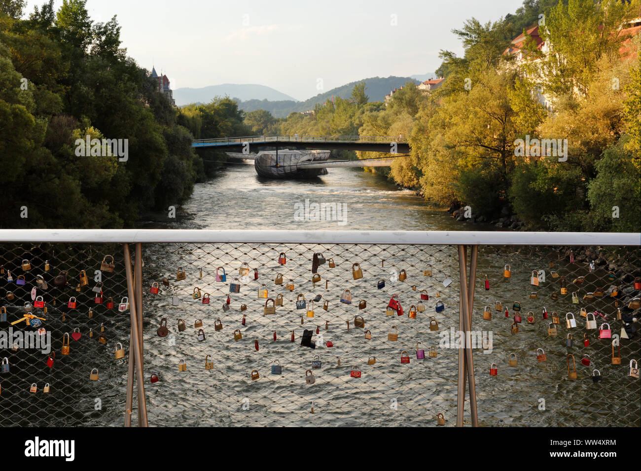 Liebe Schlösser, liebe Nachweis Vorhängeschlösser an der Brücke über die Mur, Graz, Steiermark, Österreich Stockfoto