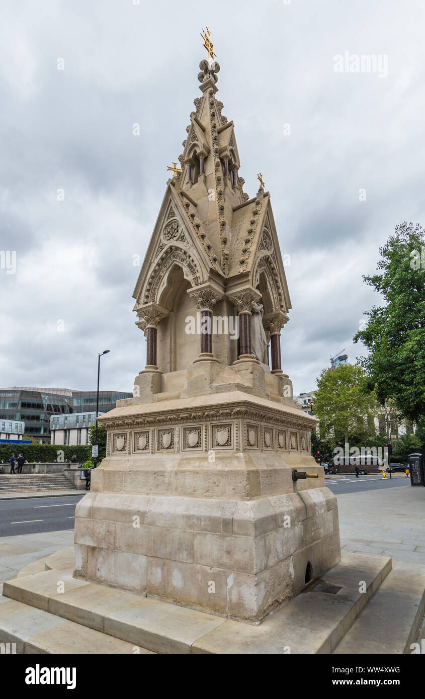 Der hl. Laurentius und Maria Magdalena Trinkbrunnen, eine alte Denkmalgeschützte Brunnen an der Carter Lane Gärten in London, England, UK. Stockfoto