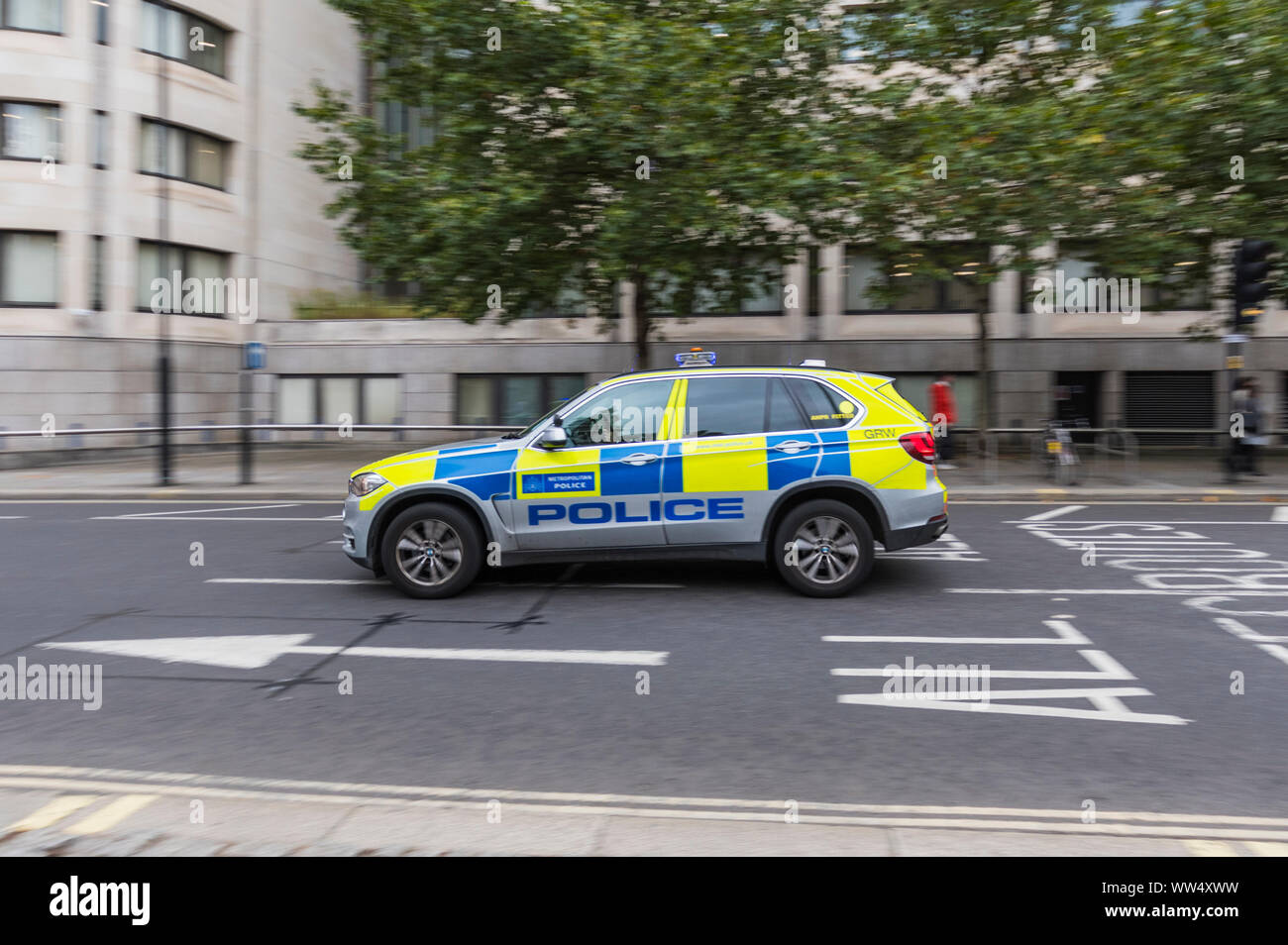 Die Metropolitan Police Auto an Geschwindigkeit mit blauen Lichtern auf in der City von London, England, UK. Stockfoto