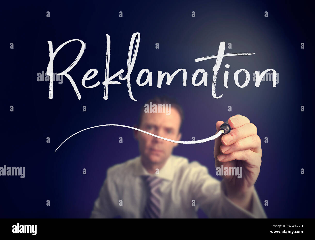 Ein Geschäftsmann schriftlich einen Anspruch "Reklamation"-Konzept in deutscher Sprache mit einem weißen Stift auf einem Bildschirm löschen. Stockfoto
