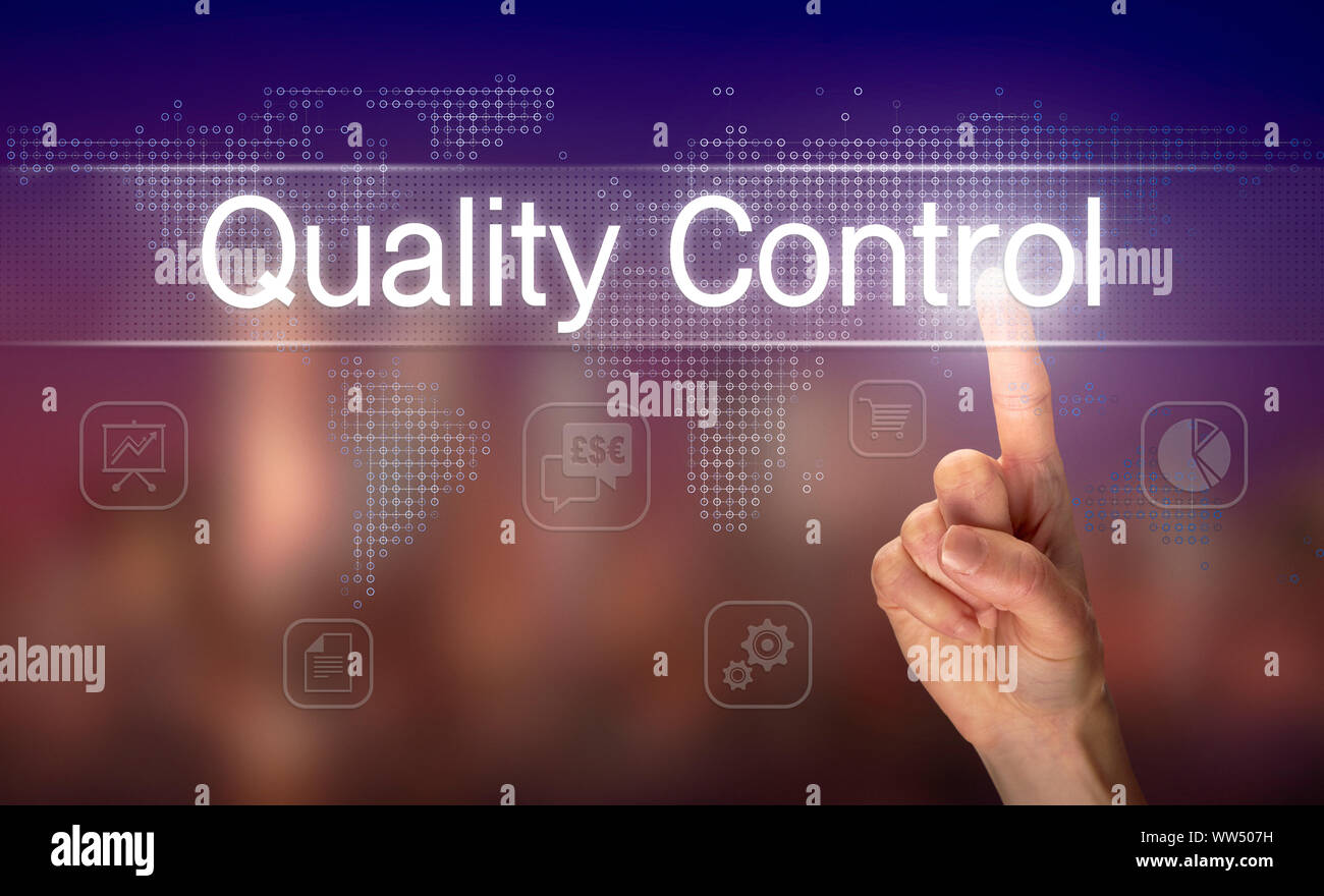 Eine Hand die Auswahl einer Qualitätskontrolle Business Konzept, das auf einer klaren Bildschirm mit einem bunten verschwommenen Hintergrund. Stockfoto